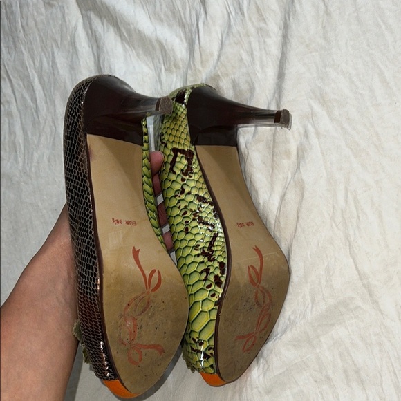 Poetic License Green and Brown Heels with Textured Design - Picture 6 of 6